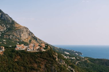 Rus köyü, Sveti Stefan adasının yukarısındaki dağdaki zenginler için. Karadağ. Yüksek kalite fotoğraf