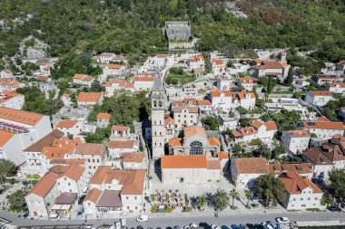 Aziz Niklas Kilisesi eski taş evlerin arasında. Perast, Karadağ. Drone. Yüksek kalite fotoğraf