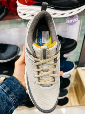 Mağazadaki erkek elinde dantelli tekstil ayakkabısı. Yüksek kalite fotoğraf