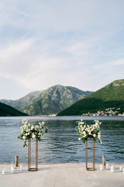 Düğün kemeri deniz kıyısındaki bir rıhtımda duruyor. Yüksek kalite fotoğraf