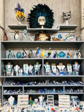 Mağazadaki raflarda taşlardan yapılmış mücevherler ve renkli heykelcikler var. Yüksek kalite fotoğraf