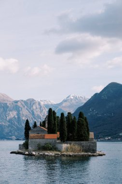 Kotor Körfezi 'ndeki Aziz George Adası sisli dağların arka planına karşı. Karadağ. Yüksek kalite fotoğraf