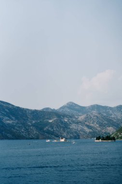 Gospa od Skrpjela ve St. George adalarında motorlu tekneler geziyor. Karadağ. Yüksek kalite fotoğraf