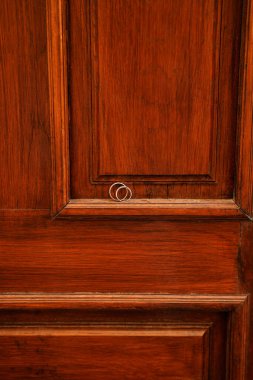 Alyanslar ahşap bir kapının üzerinde duruyor. Yüksek kalite fotoğraf