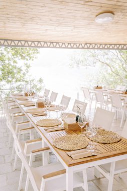 Gözlüklü, hasır hasırlı, uzun bir şenlik masası. Yüksek kalite fotoğraf