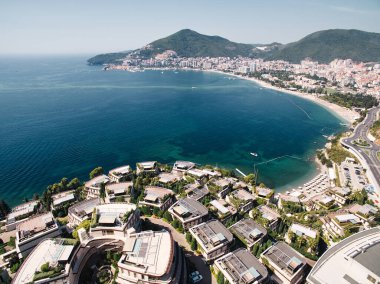 Dukley Oteli 'nin yeşil bahçesindeki deniz kıyısında teraslı villalar. Budva, Karadağ. Drone. Yüksek kalite fotoğraf