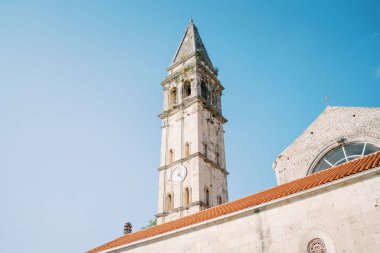 Mavi gökyüzüne karşı Aziz Niklas Kilisesi saati olan çan kulesi. Perast, Karadağ. Yüksek kalite fotoğraf
