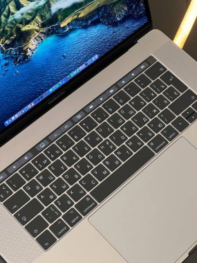 Dokunmatik dokunmatik gümüş bir dizüstü bilgisayarın siyah klavyesi. Başlık: MacBook Pro. Yüksek kalite fotoğraf