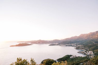 Kotor Körfezi kıyısındaki dağların eteklerindeki tatil köyleri. Karadağ. Drone. Yüksek kalite fotoğraf