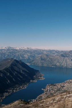 Lovcen Dağı 'ndan Kotor Körfezi' ne, kışın bir dağ sırası ile çevrili. Karadağ. Yüksek kalite fotoğraf