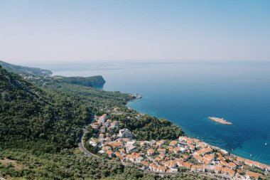 Dağların eteğindeki Kotor Körfezi kıyısındaki Sveti Stefan köyü. Karadağ. Yüksek kalite fotoğraf