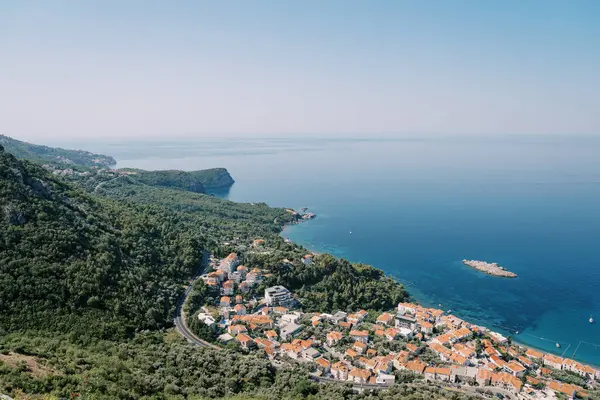 Dağların eteğindeki Kotor Körfezi kıyısındaki Sveti Stefan köyü. Karadağ. Yüksek kalite fotoğraf