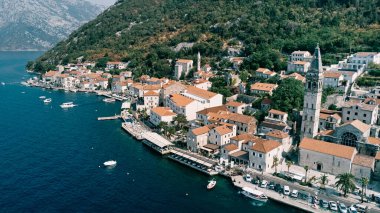 Arabalar St. Nicholas Kilisesi 'nin yakınındaki gezinti alanında park halinde. Perast, Karadağ. Drone. Yüksek kalite fotoğraf
