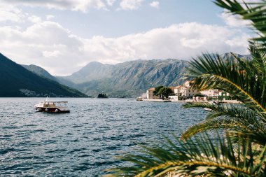 Eski bir tatil köyünün kıyısındaki dalgalarda kayalar. Perast, Karadağ. Yüksek kalite fotoğraf