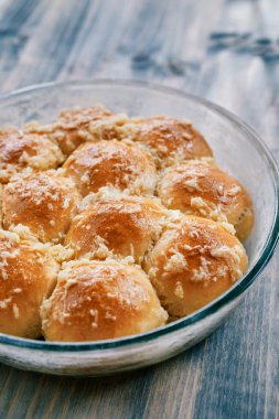 Masada rendelenmiş sarımsaklı lanet çöreklerle dolu cam bir tabak. Yüksek kalite fotoğraf