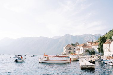Tekneler antik Perast kasabasının iskelesine demirlediler. Karadağ. Yüksek kalite fotoğraf