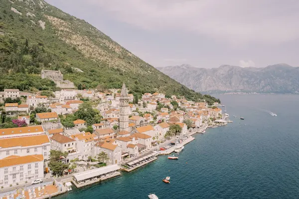 Deniz kıyısında kırmızı kiremitli çatıları olan eski taş evler. Perast, Karadağ. Drone. Yüksek kalite fotoğraf