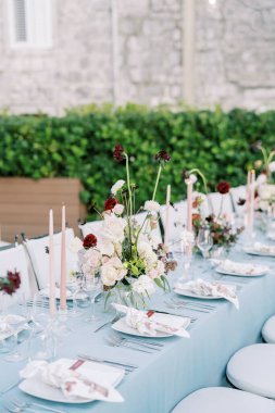 Şenlik masasını çiçek buketleri ve mumlarla donatın. Yüksek kalite fotoğraf