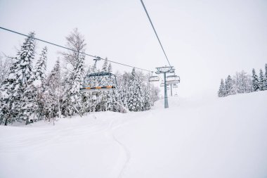 Kayak merkezi Kolasin 'de 1600 numaralı sandalyenin kaldırılması. Karadağ. Yüksek kalite fotoğraf