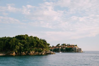 Sveti Stefan adası kayalık sahilden çıkıyor. Karadağ. Yüksek kalite fotoğraf