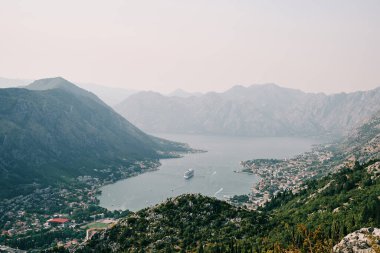 Kotor Körfezi 'nde yelken açan büyük bir yolcu gemisinin dağ manzarası. Karadağ. Yüksek kalite fotoğraf