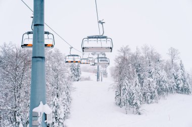 Dörtlü teleferik, karlı bir dağın yamacında. Yüksek kalite fotoğraf