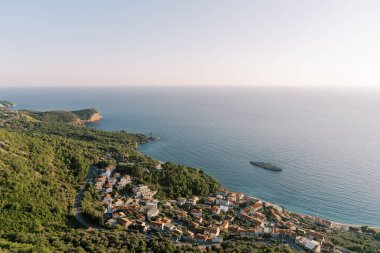 Deniz kıyısında kırmızı kiremitli çatıları olan dağdan tatil köyüne bak. Yüksek kalite fotoğraf