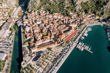 Yatlar antik kasabanın kıyılarına demirlemiştir. Kotor, Karadağ. Drone. Yüksek kalite fotoğraf