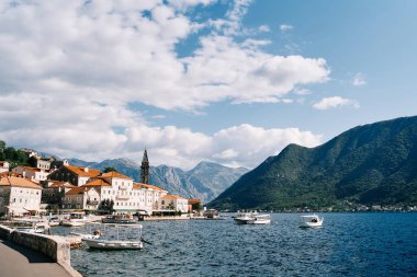 Perast açıklarında pek çok gölgelikli tekne, dağların manzarası ile demirlemiştir. Karadağ. Yüksek kalite fotoğraf