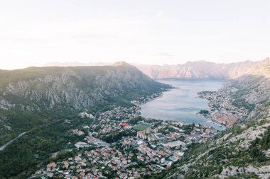 Dağlarla çevrili, Kotor Körfezi 'nde kırmızı çatıları olan antik bir kasabanın dağından manzara. Karadağ. Yüksek kalite fotoğraf