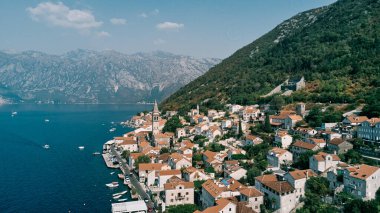 Gemiler Perast sahilinin rıhtımlarına demirlediler. Karadağ. Drone. Yüksek kalite fotoğraf