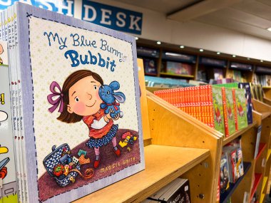 Renkli kitap mağazadaki rafta. Başlık: 