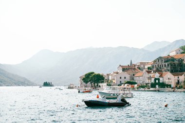 Yatlar antik Perast kasabasının kıyısında, dağların eteklerinde demirli. Karadağ. Yüksek kalite fotoğraf