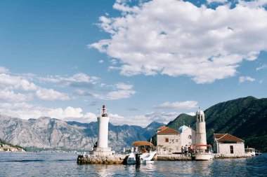 Gemiler Kotor Körfezi 'ndeki küçük Gospa od Skrpjela adası yakınlarında demirlemiştir. Karadağ. Yüksek kalite fotoğraf