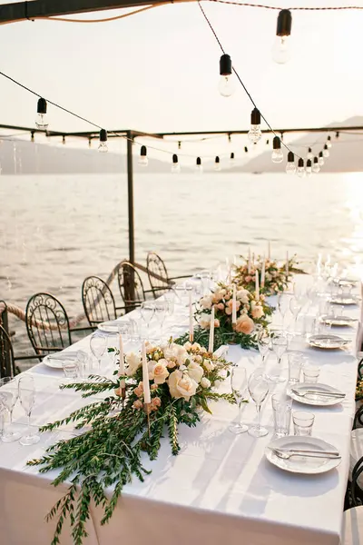 Meja Perayaan Dengan Karangan Bunga Dan Lilin Berdiri Dermaga Dengan — Stok Foto