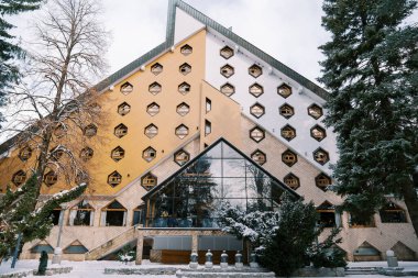 Karlı bir ormanda bal peteği pencereli modern üçgen otel Bianca. Kolasin, Karadağ. Yüksek kalite fotoğraf