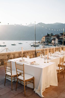 Kutlama masaları deniz kıyısındaki terasta duruyor. Yüksek kalite fotoğraf