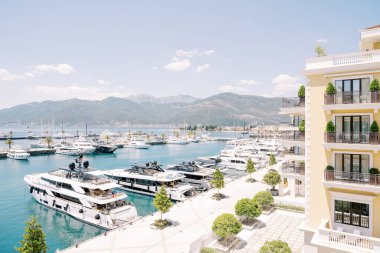 Regent Oteli 'nin yanındaki sahil boyunca pahalı motorlu yatlar demirli. Porto, Karadağ. Yüksek kalite fotoğraf