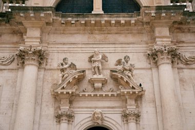 Aziz Blaise Kilisesi 'nin kemerli girişindeki melek heykelleri. Dubrovnik, Hırvatistan. Yüksek kalite fotoğraf
