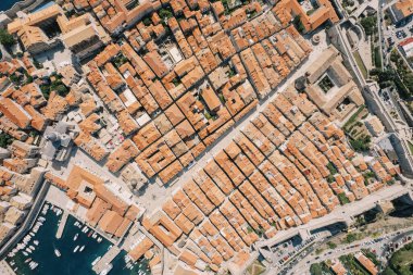 Limandaki antik evlerin kırmızı çatıları. Dubrovnik, Hırvatistan. Drone. Yüksek kalite fotoğraf