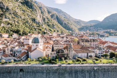 Aziz Niklas Kilisesi dağların eteklerindeki eski evlerin arasında. Kotor, Karadağ. Drone. Yüksek kalite fotoğraf
