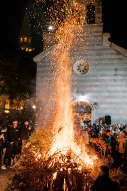 Budva sakinleri Boziç kutlamalarına katılarak kilisenin önünde geleneksel bir tören olarak meşe ateşi yaktılar.