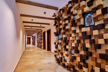 Otel koridorundaki duvarda parlak resimler bulunan küplerden yapılmış dekoratif ahşap bir panel. Yüksek kalite fotoğraf