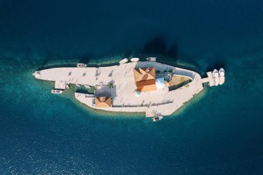 Gospa od Skrpjela adasındaki Kayalıkların Efendisi Kilisesi. Karadağ. Üst Manzara. Yüksek kalite fotoğraf