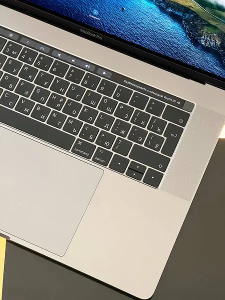Parlak bir masaüstü bilgisayarı olan gümüş bir klavye. Başlık: MacBook Pro. Yüksek kalite fotoğraf
