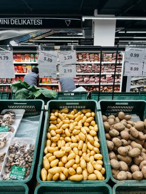 Süpermarketteki plastik kutularda taze sebzeler var. Yüksek kalite fotoğraf