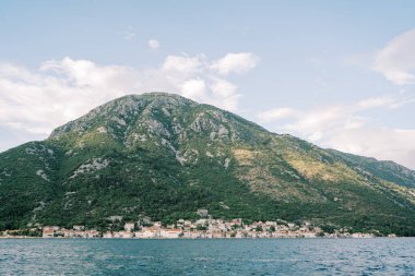 Yüksek dağların eteğindeki antik Perast kasabasının denizinden bir görüntü. Karadağ. Yüksek kalite fotoğraf