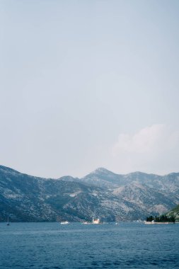 Gospa od Skrpjela adası Kotor Körfezi 'ndeki Aziz George adasının yakınında. Karadağ. Yüksek kalite fotoğraf