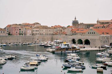 Eski Dubrovnik iskelesinin kemerli taş kale duvarları. Hırvatistan. Yüksek kalite fotoğraf