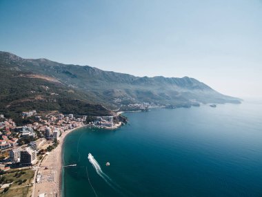 Motorlu tekne Budva kıyısı boyunca deniz boyunca yelken açar. Karadağ. Drone. Yüksek kalite fotoğraf